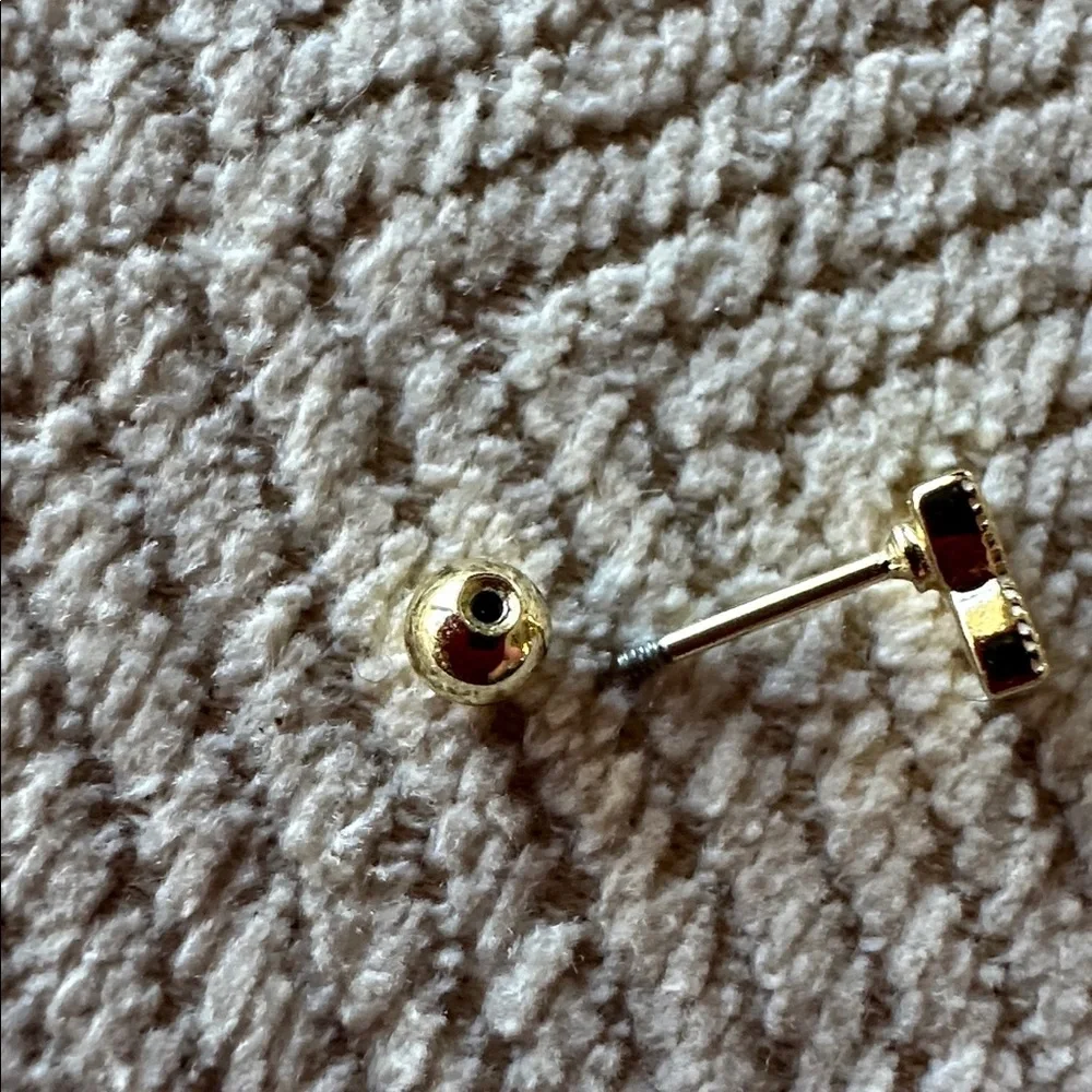 Four Clover elegant Cream Flower Post Earrings